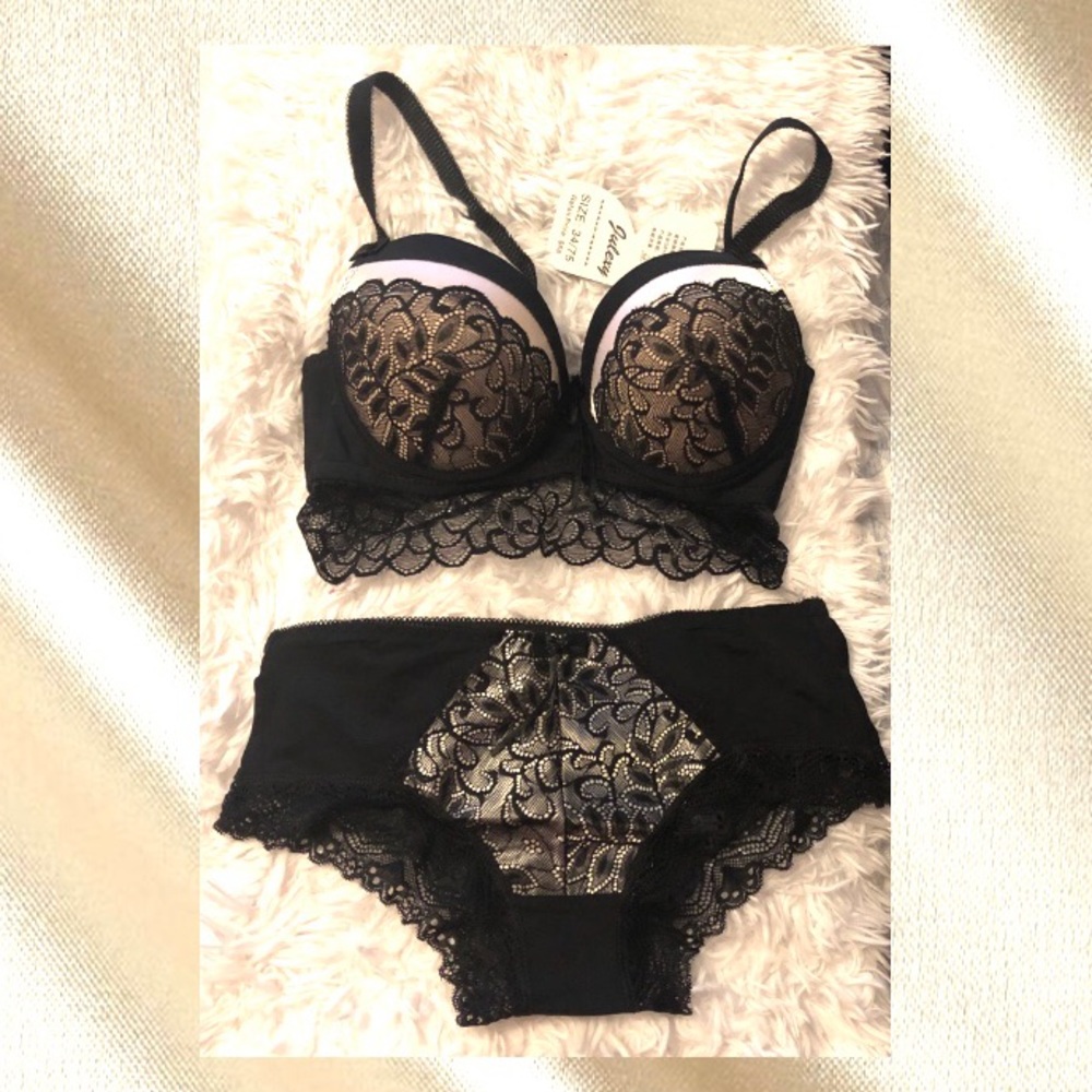 Bra and panty set - Picture 3 of 3